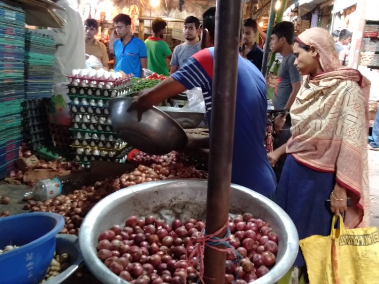 বাজারে পেঁয়াজের ক্রেতা কম