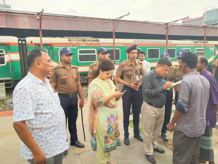 ট্রেনের ছাদে ভ্রমণ ঠেকাতে টাস্কফোর্সের অভিযান