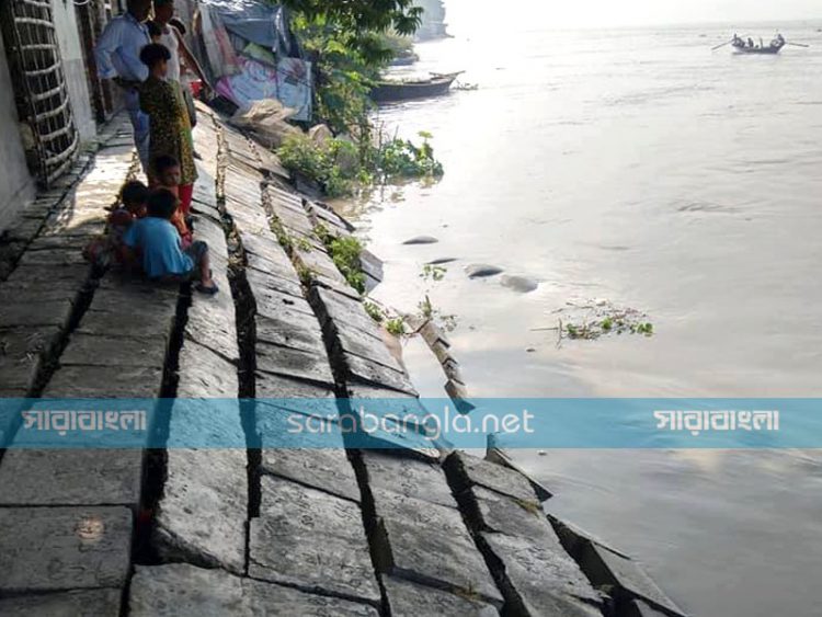 পদ্মা ফুঁসছে, হুমকির মুখে রাজশাহী শহর রক্ষা বাঁধ