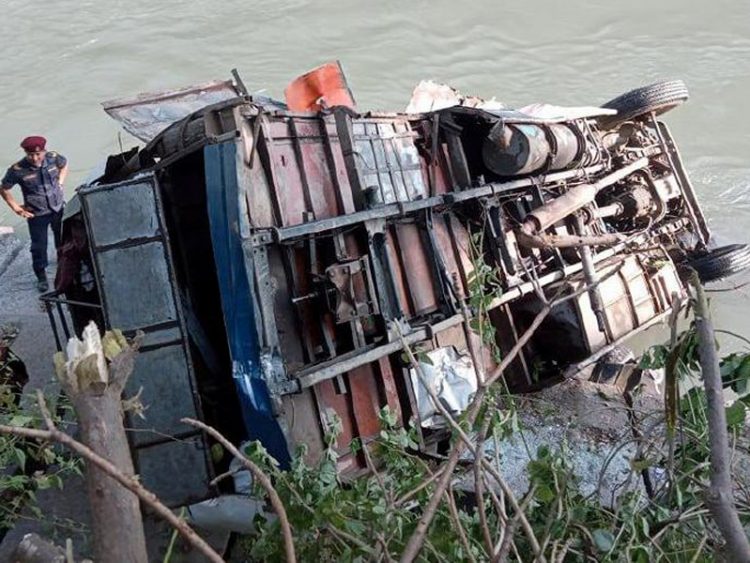 নেপালে বাস নদীতে পড়ে ৭ শিশুসহ ১৭ জনের মৃত্যু