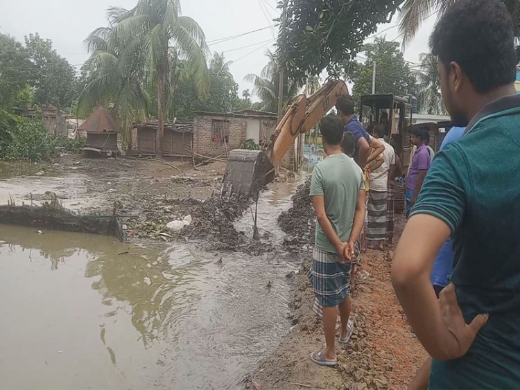 প্রশাসনিক উদ্যোগ নেই, জলাবদ্ধতা নিরসন করছে মেহেরপুরের গ্রামবাসী