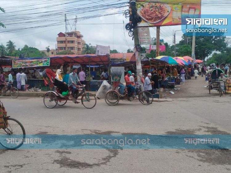 লকডাউনে দ্বিগুণ-তিনগুণ ভাড়া হাঁকাচ্ছে রিকশাওয়ালারা