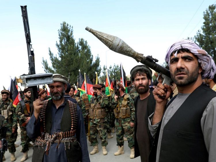 তালেবান ঠেকাতে অস্ত্র হাতে তুলে নিচ্ছে সাধারণ আফগানরা