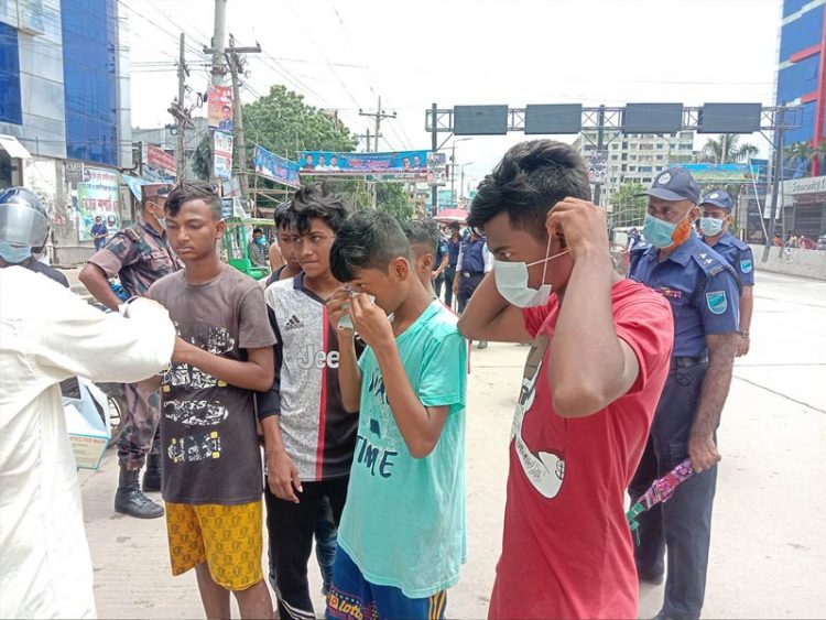 বুড়িগঙ্গায় গোসলে এসে ম্যাজিস্ট্রেটের কাছে ধরা পড়ল ৬ কিশোর