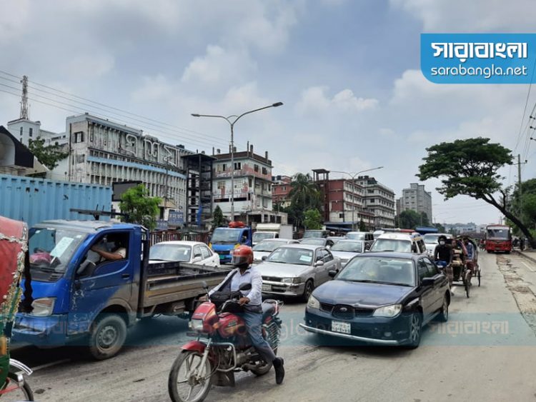 সড়কে যানবাহনের পাশাপাশি মানুষের উপস্থিতিও বেড়েছে