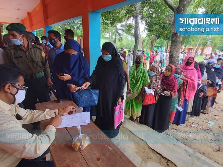 ভ্যাকসিন কম-মানুষ বেশি, ফিরে গেলেন অনেকে