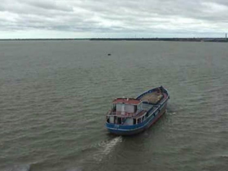 মেঘনায় কোস্টগার্ডের ট্রলারে জেলেদের হামলা, গ্রামবাসীকে লাঠিপেটা