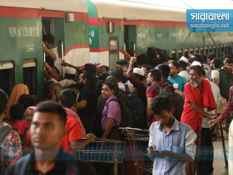 উপচে পড়া ভিড় কমলাপুরে, চাপ সামলাতে বিশেষ ট্রেন