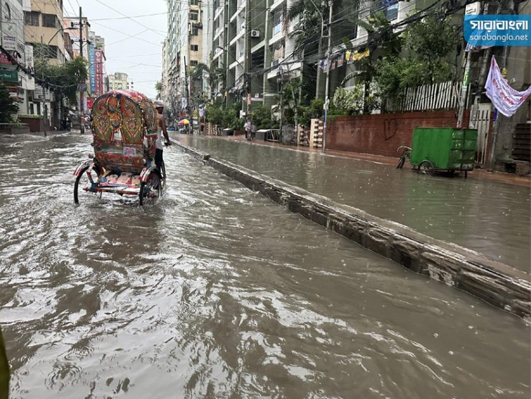 দেড় ঘণ্টার বৃষ্টিতে ডুবে গেছে ঢাকা