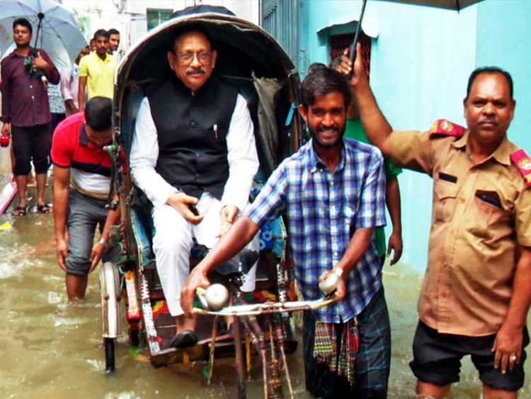 রিকশায় বসে মেয়র বললেন— জলাবদ্ধতা নিরসনে চসিকের হাত নেই