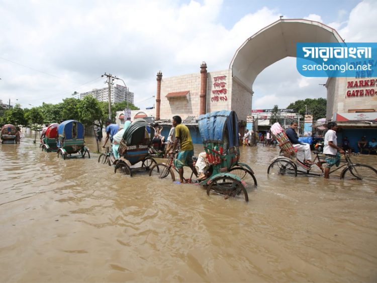 ৪ কারণে নিউ মার্কেটে জলজট, একদিনে ক্ষতি ৫০ কোটি টাকা