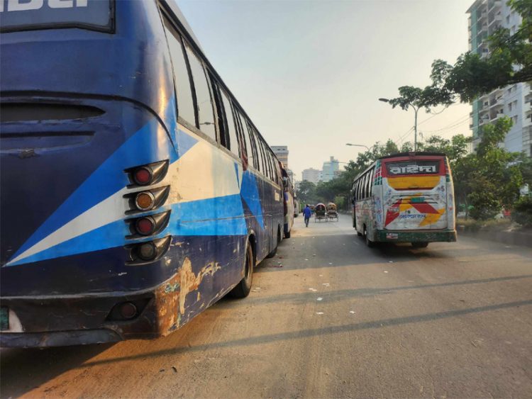 সারাদিন বন্ধ, বিকেল থেকে ছেড়েছে দূরপাল্লার বাস