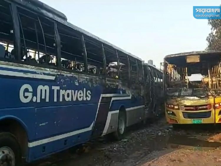 নাটোরে ফিলিং স্টেশনে দাঁড়িয়ে থাকা ৩ বাসে আগুন