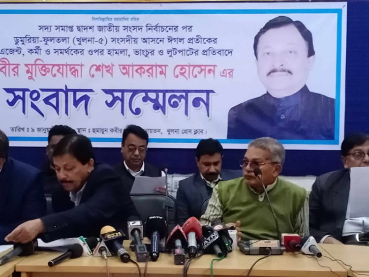 কর্মী-সমর্থকদের মারপিট ও বাড়ি ভাঙচুরের অভিযোগ আকরামের