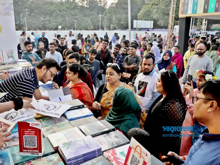 বইমেলায় ক্রেতা-দর্শনার্থীদের আনাগোনা বাড়িয়েছে মেট্রোরেল