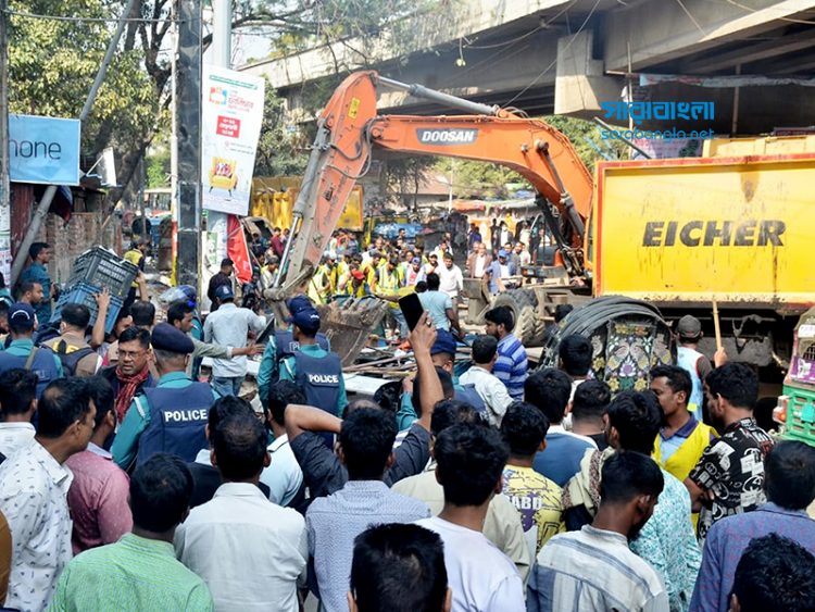 ফুটপাত থেকে হাজার স্থাপনা অপসারণ, হকারদের মিছিল