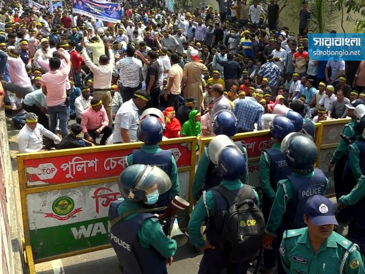 স্মারকলিপি নিয়ে চসিকে হকাররা, দেখা দেননি মেয়র