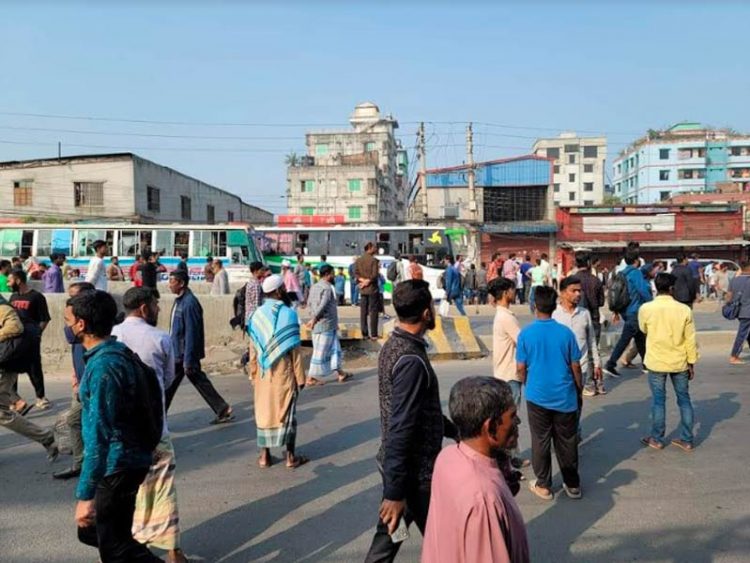 ট্রাক চাপায় পোশাক শ্রমিক নিহত, ঢাকা-ময়মনসিংহ মহাসড়ক অবরোধ