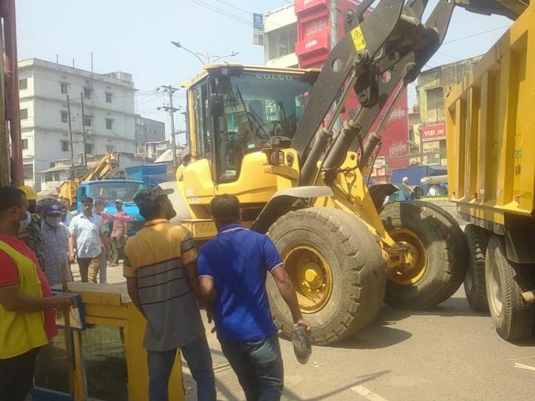 ‘রমজানের অজুহাতে’ ফের ফুটপাত-সড়ক দখল ঠেকাল চসিক