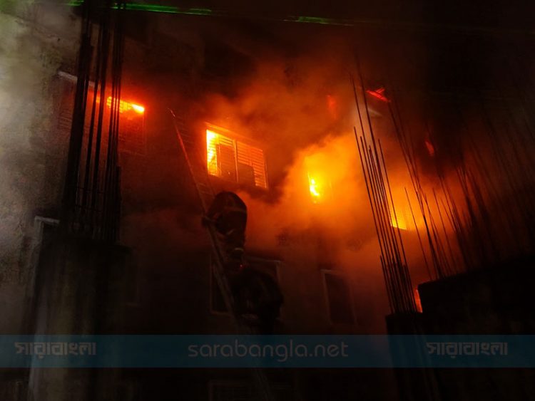 ৮ ঘণ্টার চেষ্টায় ডেমরার কাপড়ের গোডাউনের আগুন নিয়ন্ত্রণে