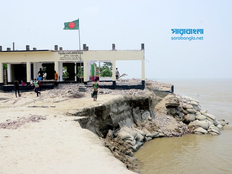 শিমুলতাইড় চরে ঘরবাড়ি-স্থাপনা সব গিলে খাচ্ছে যমুনা