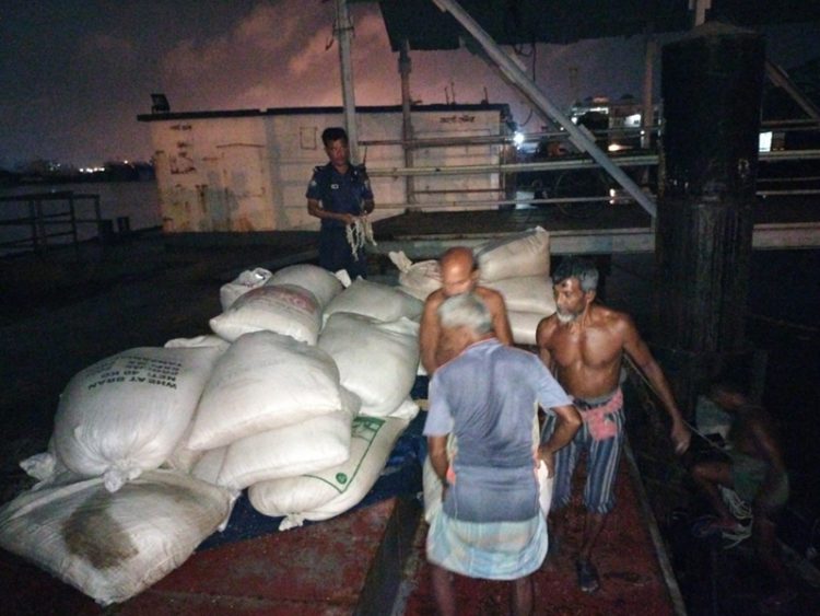 জাহাজ থেকে খালাসের সময় চুরি করা গমসহ নৌকা আটক