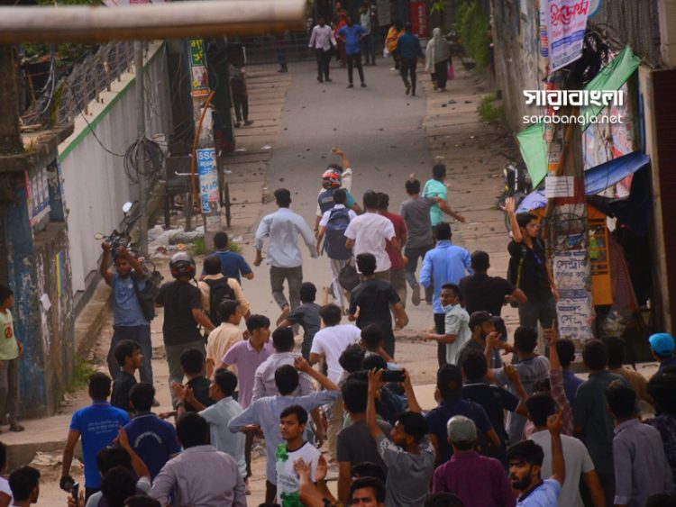 চট্টগ্রামে কোটাবিরোধী-ছাত্রলীগ পালটাপালটি হামলা