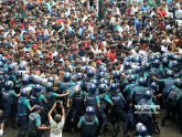 বৃষ্টি-ব্যারিকেড সব ডিঙিয়ে শাহবাগ অবরোধ কোটাবিরোধীদের