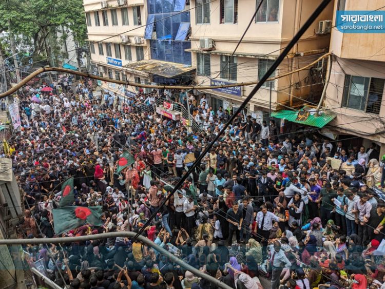 মার্চ ফর জাস্টিস: চট্টগ্রাম আদালত প্রাঙ্গনে বিক্ষোভ