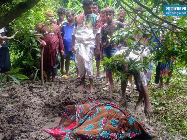 যশোরে মাটি খুঁড়ে মায়ের লাশ উদ্ধার, ছেলে-পুত্রবধূসহ আটক ৩