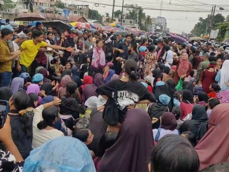 বিক্ষোভে উত্তাল বরিশাল, মহাসড়ক অবরোধ