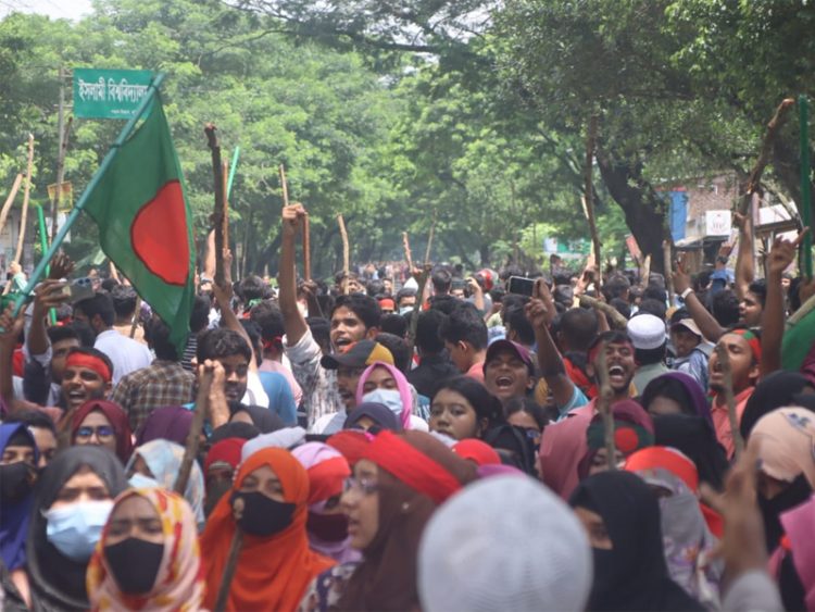 ইবি সংলগ্ন মহাসড়কে কয়েক হাজার শিক্ষার্থী-জনতা, গুরুতর আহত ১