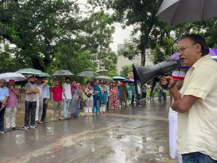 খুবি-কুয়েটে শিক্ষার্থীদের পক্ষে শিক্ষকদের মানববন্ধন