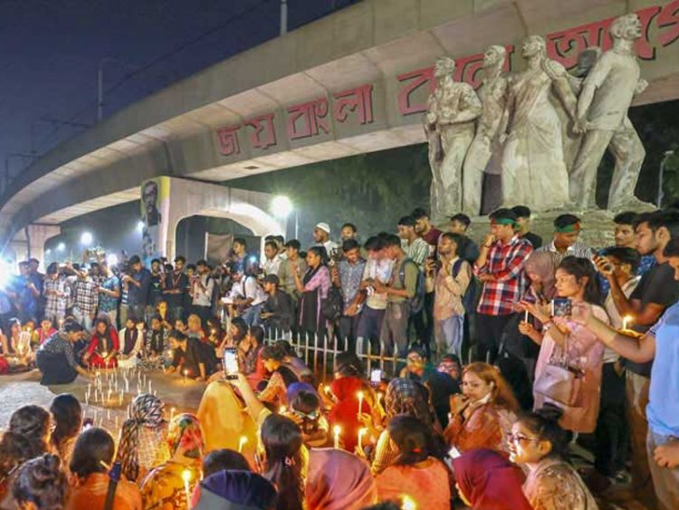 ঢাকাতেও রাত দখল, ১৫ বছরে সংঘটিত ধর্ষণের বিচারসহ ১৩ দাবি মেয়েদের