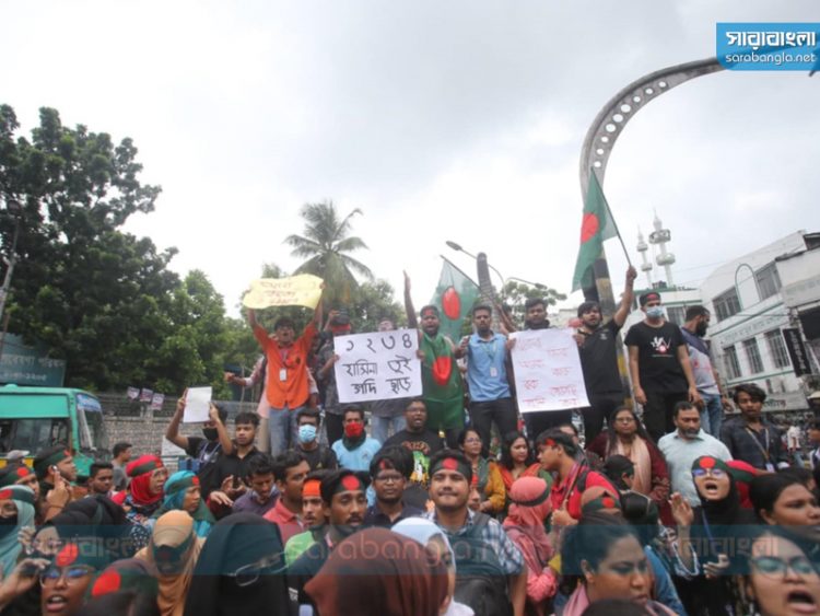 সায়েন্সল্যাব মোড়ে জড়ো হচ্ছেন শিক্ষার্থীরা