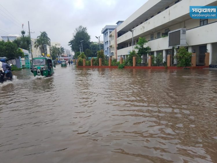 বৃষ্টিতে ডুবে গেছে নোয়াখালী শহর, চরম দুর্ভোগে মানুষ