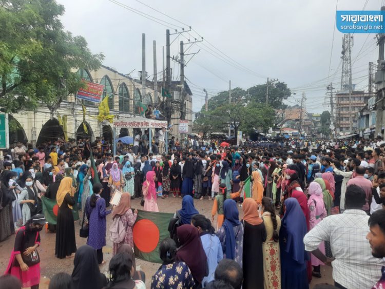 জয়পুরহাটে শিক্ষার্থীদের বিক্ষোভ, সড়ক অবরোধ