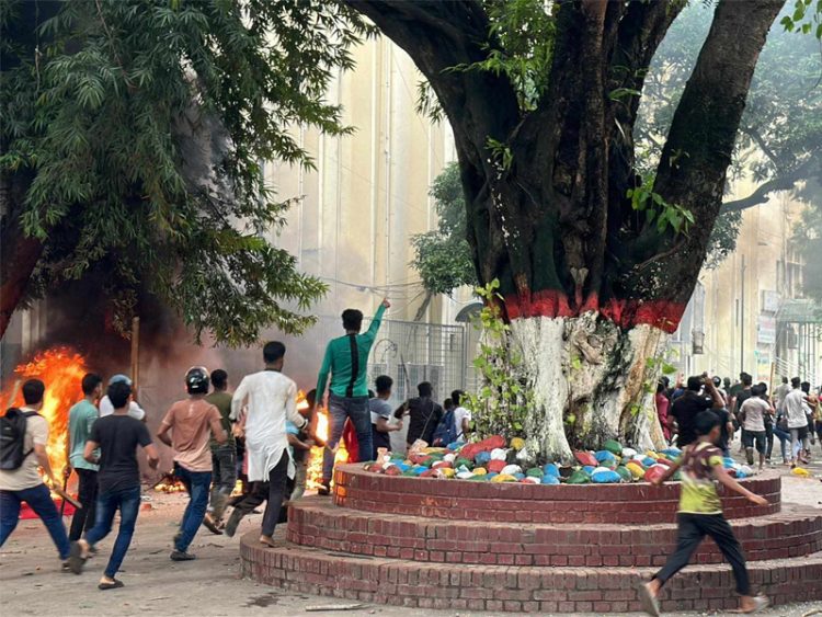 বিএসএমএমইউ এলাকায় উত্তেজনা, ইট-পাটকেল নিক্ষেপ, মোটর সাইকেলে আগুন