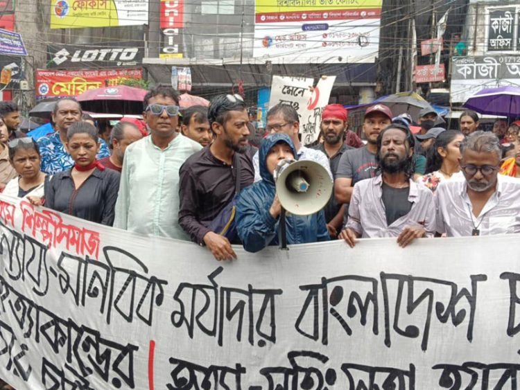 আন্দোলনকারীদের সঙ্গে সংহতি জানিয়ে রাজপথে শিল্পীরা