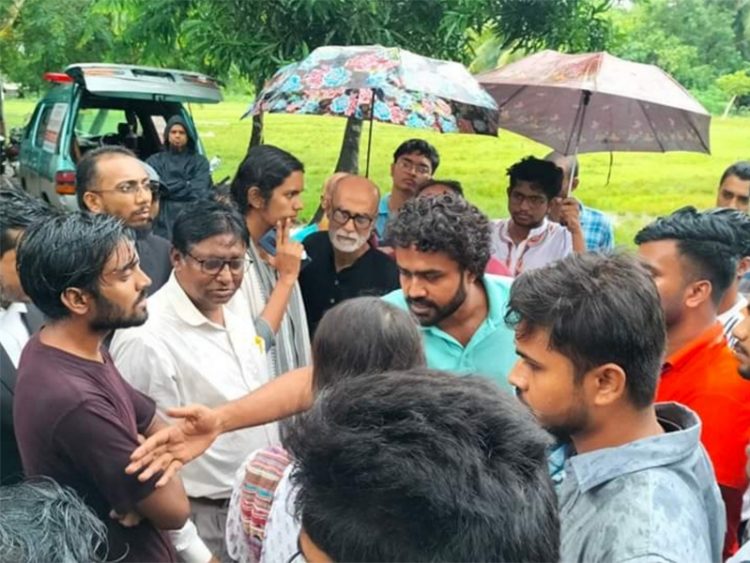 ৫ ঘণ্টা পর শিক্ষকদের জিম্মায় ১২ শিক্ষার্থীর মুক্তি